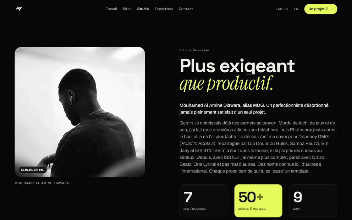 La section Studio : le titre « Plus exigeant que productif », le portrait en noir et blanc, le parcours et les chiffres du studio.